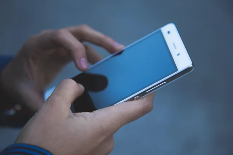 Captioned Phones Explained (2026): How They Work, Best Devices, Apps, Benefits, Costs & Complete Buyer’s Guide